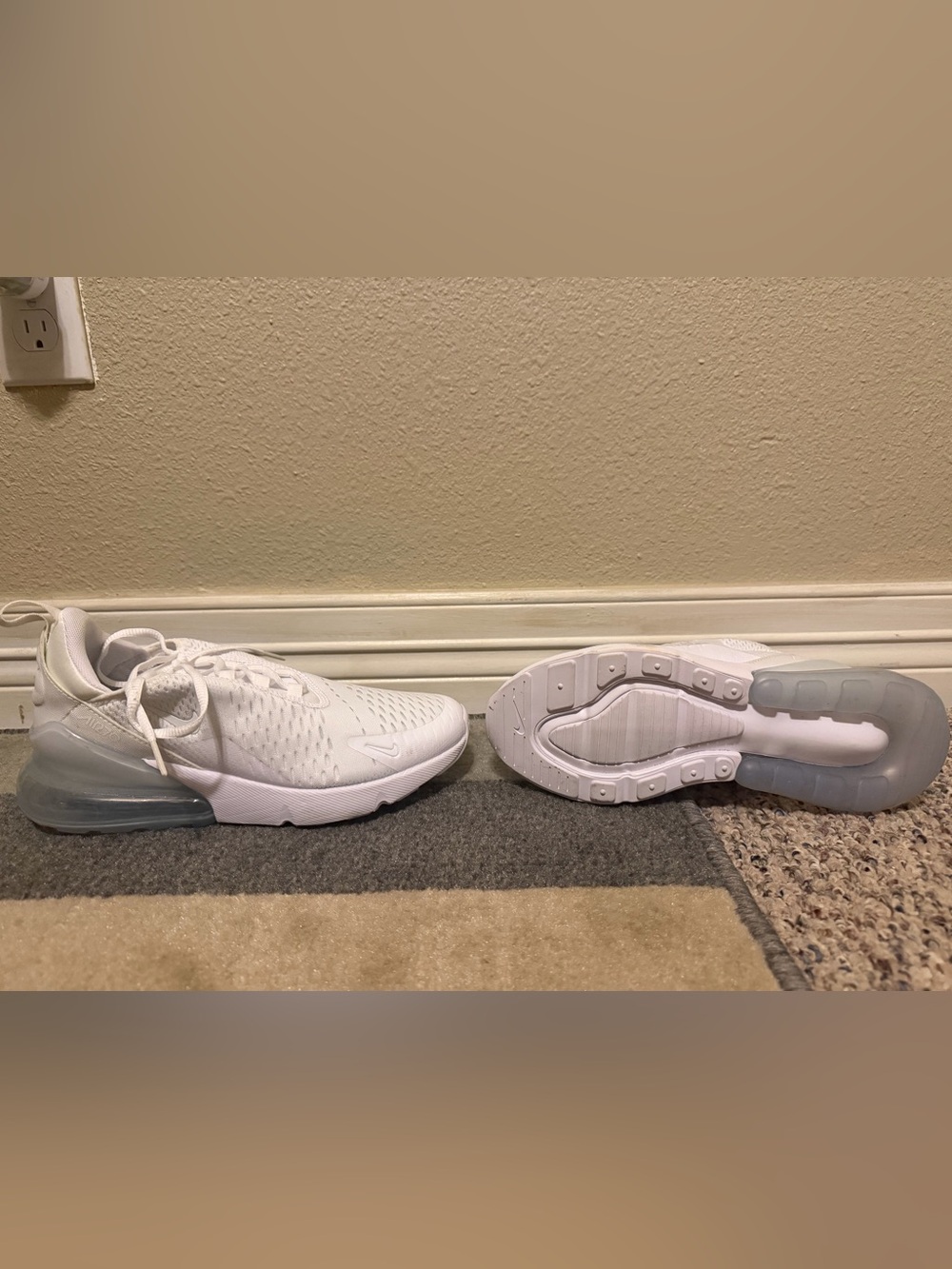 Nike women’s White Sneakers with Clear Air Cushion